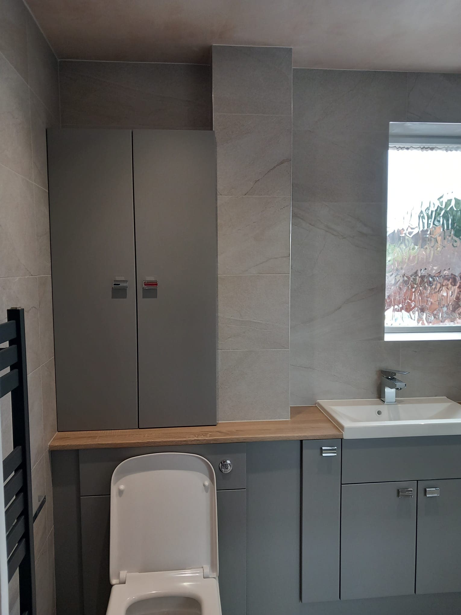 En-suite bathroom by Pete Jones