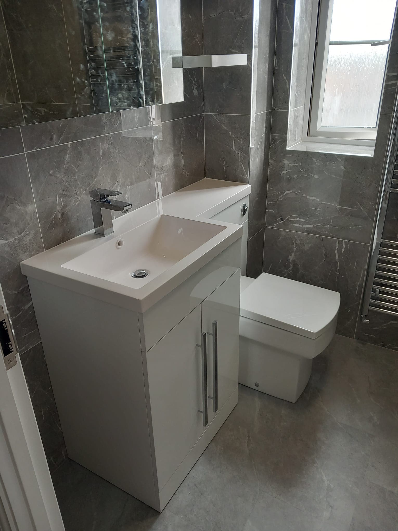 En-suite bathroom by Pete Jones
